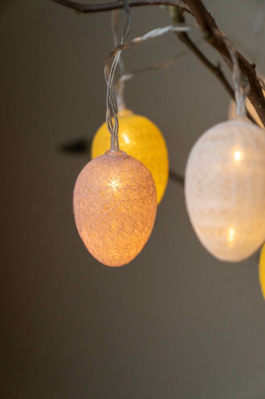 LED-lysslynge med raffiaegg – 10 lys Pastell