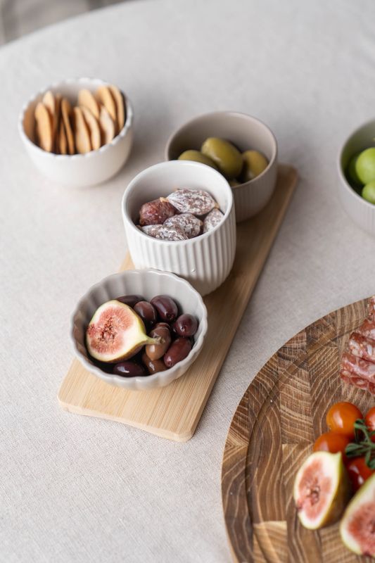 Serveringssett med skåler og brett – høy