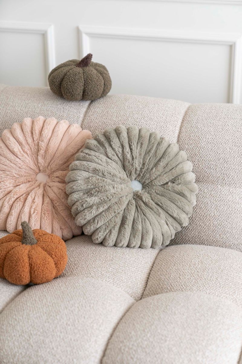 Pute - Blomst 38cm Grå