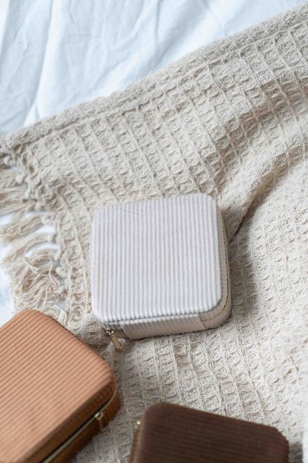 Hovedbilde Smykkeskrin 12x12cm Lys Beige