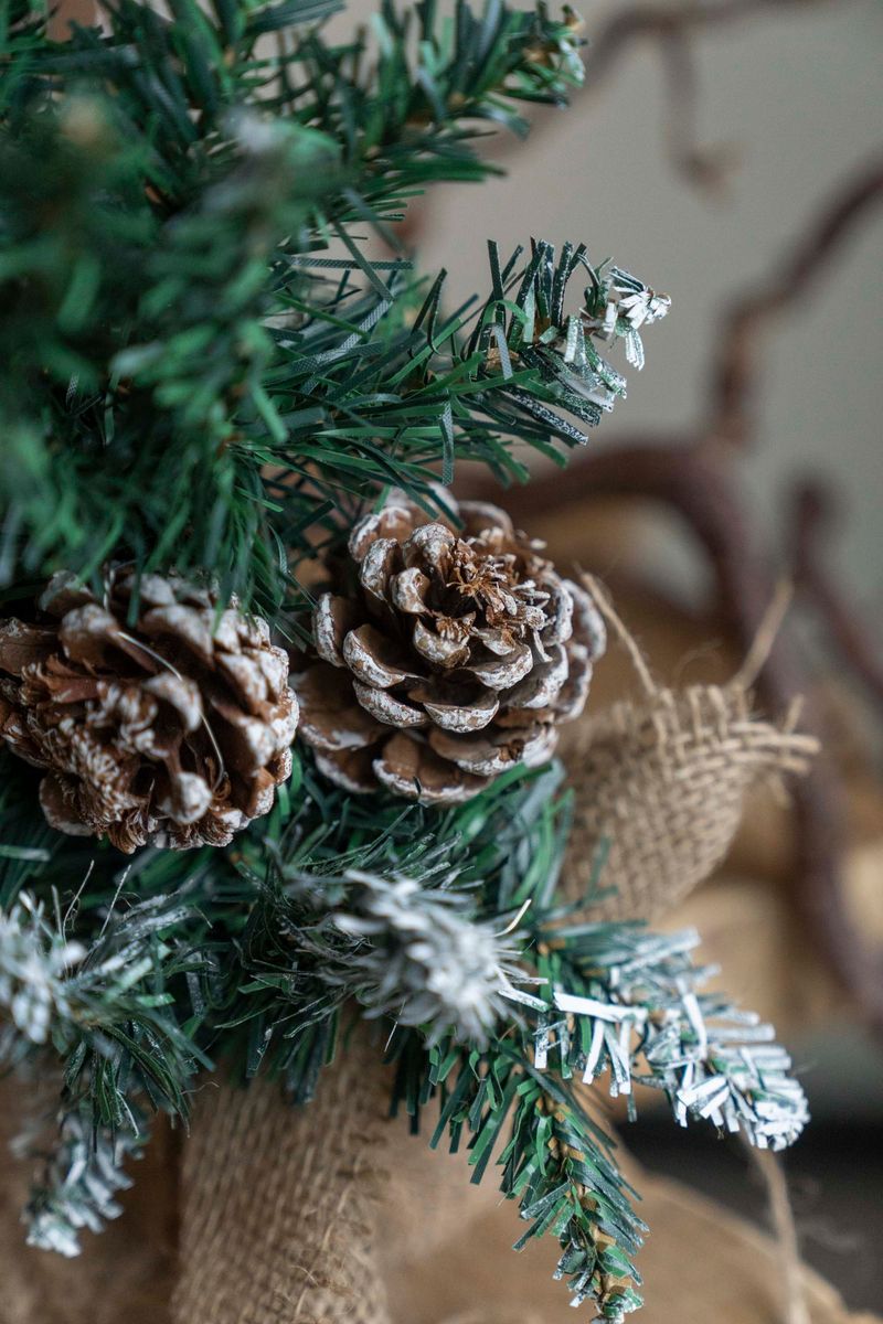 Kunstig Tre m/kongler 30cm 