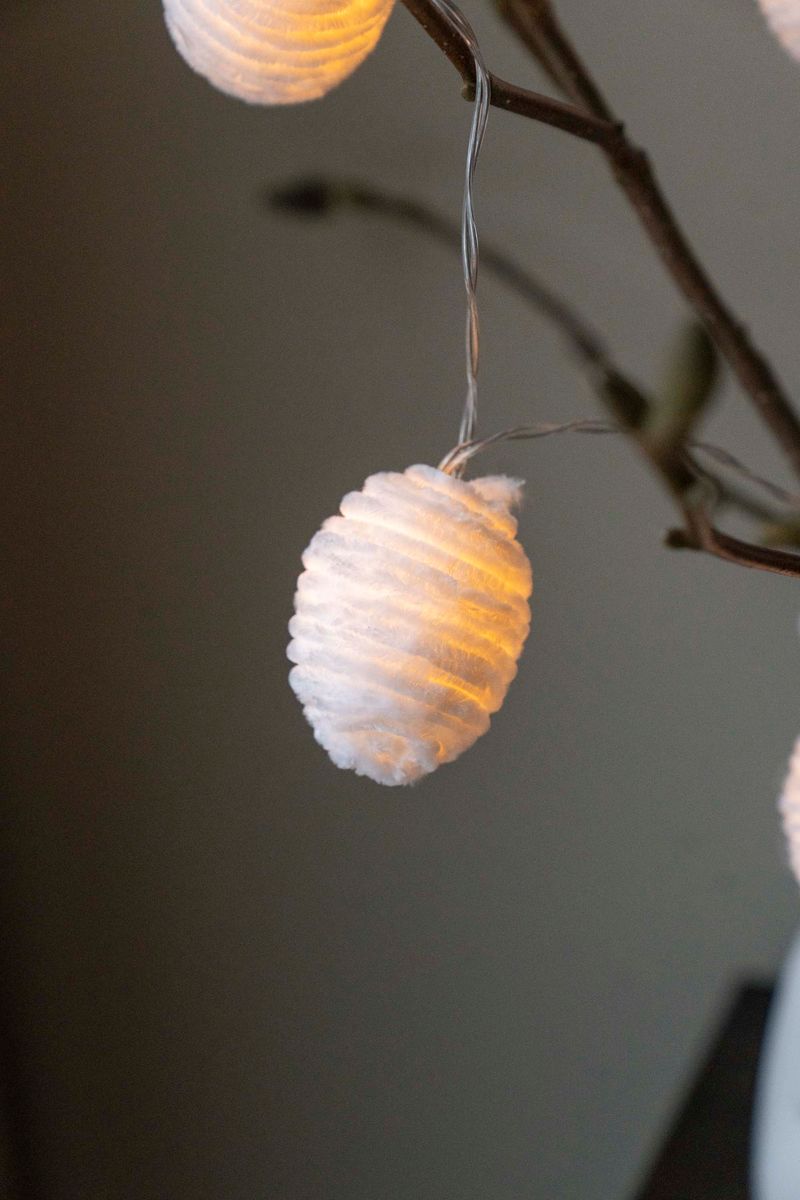 LED-lysslynge med raffiaegg – 10 lys – Hvit