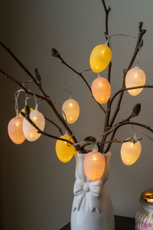 LED-lysslynge med raffiaegg – 10 lys Pastell