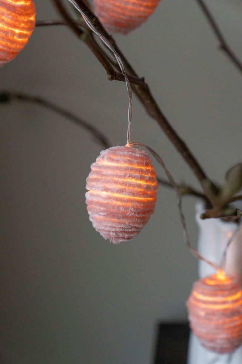 LED-lysslynge med raffiaegg – 10 lys – Rosa