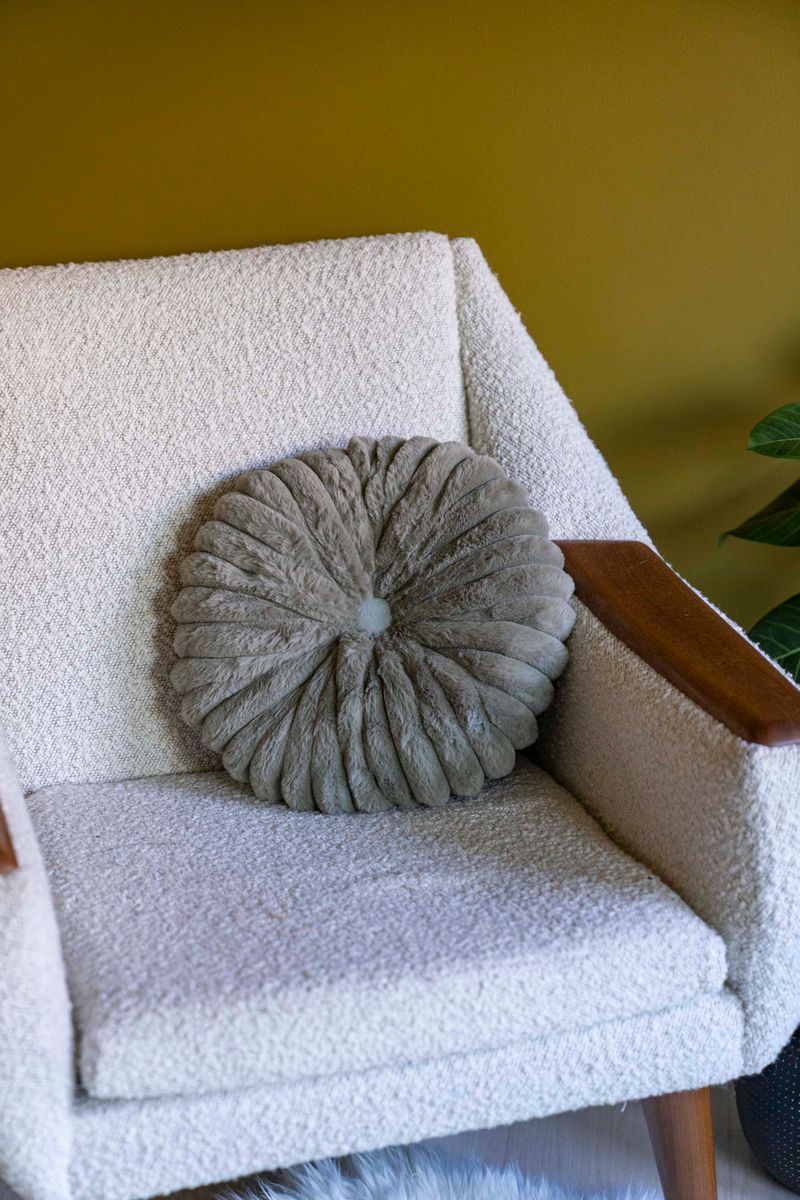 Pute - Blomst 38cm Grå