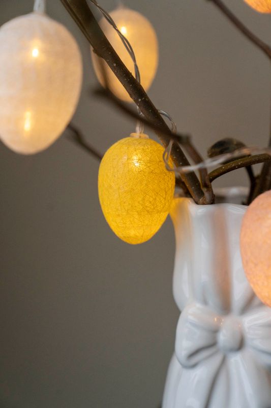 LED-lysslynge med raffiaegg – 10 lys Pastell